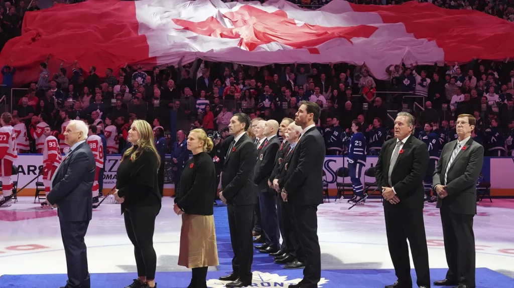 Noví členové hokejové Síně slávy. Zleva Campbell, Wendellová-Pohlová, Darwitzová, Dacjuk, Weber, Roenick a Poile
