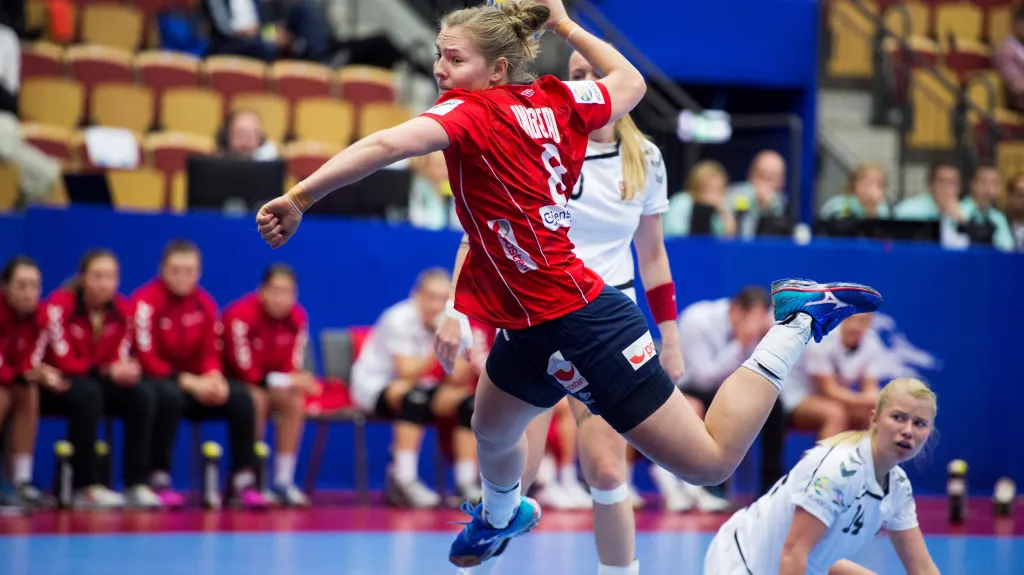 České házenkářky (v bílém) v utkání s Norskem