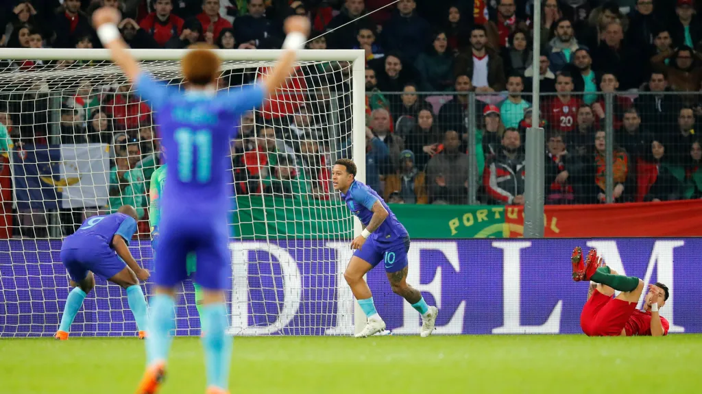 Fotbalisté Nizozemska slaví gól v Portugalsku