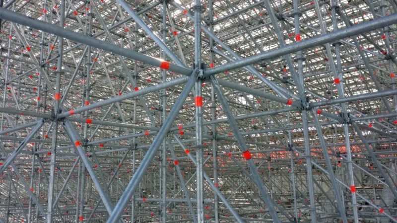 Spleť lešenářských trubek ochozů v Roza Chutoru