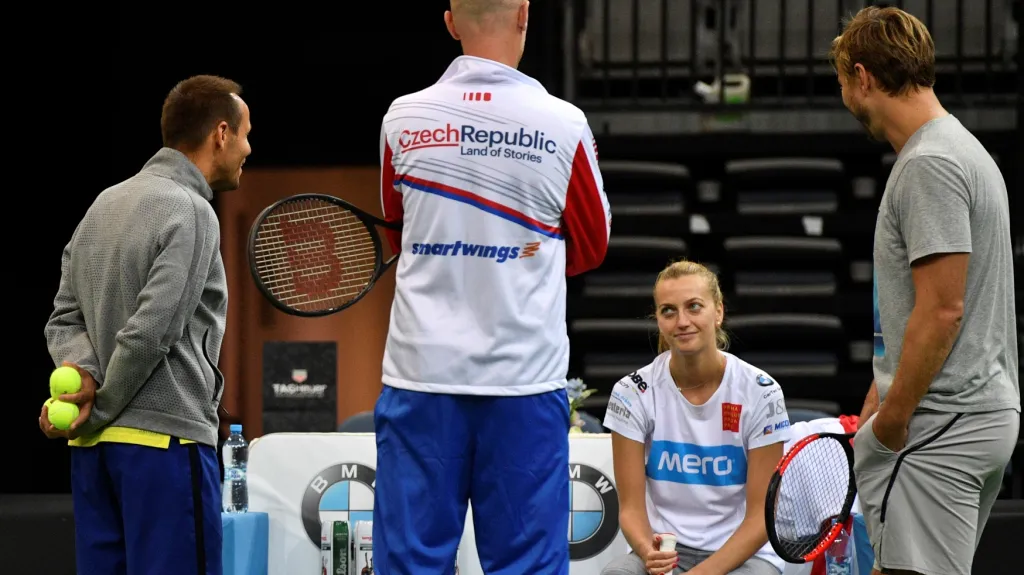Petra Kvitová v diskuzi s realizačním týmem před finále Fed Cupu