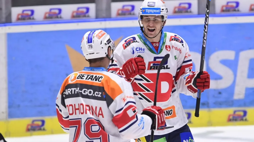 Pardubický útočník Lukáš Radil slaví gól s Tomášem Zohornou