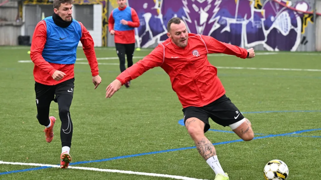 Jakub Řezníček (vpravo) během tréninku fotbalistů Brna