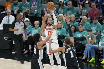 Jalen Brunson z NY Nicks střílí na koš Spurs