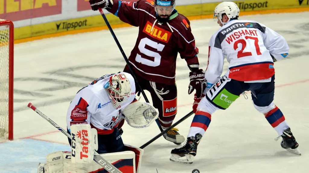 Útočník Sparty Jarůšek dotírá na brankáře Kacetla