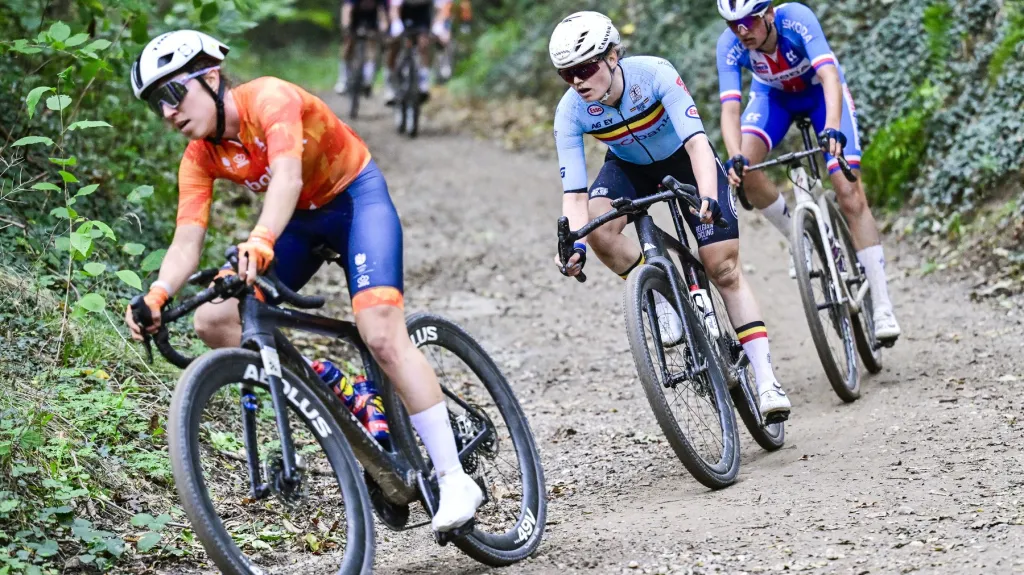 Julia Kopecký (na fotografii třetí v pořadí) na MS v gravelu