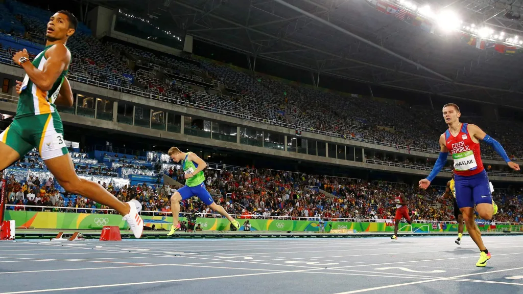 Pavel Maslák (vpravo) v semifinále olympijské čtvrtky