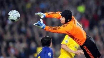 Zákrok brankáře Chelsea Petra Čecha