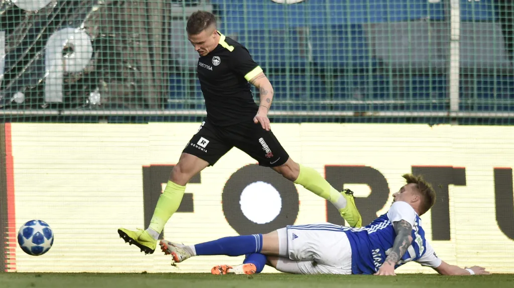 Tomáš Malinský přechází přes protihráče