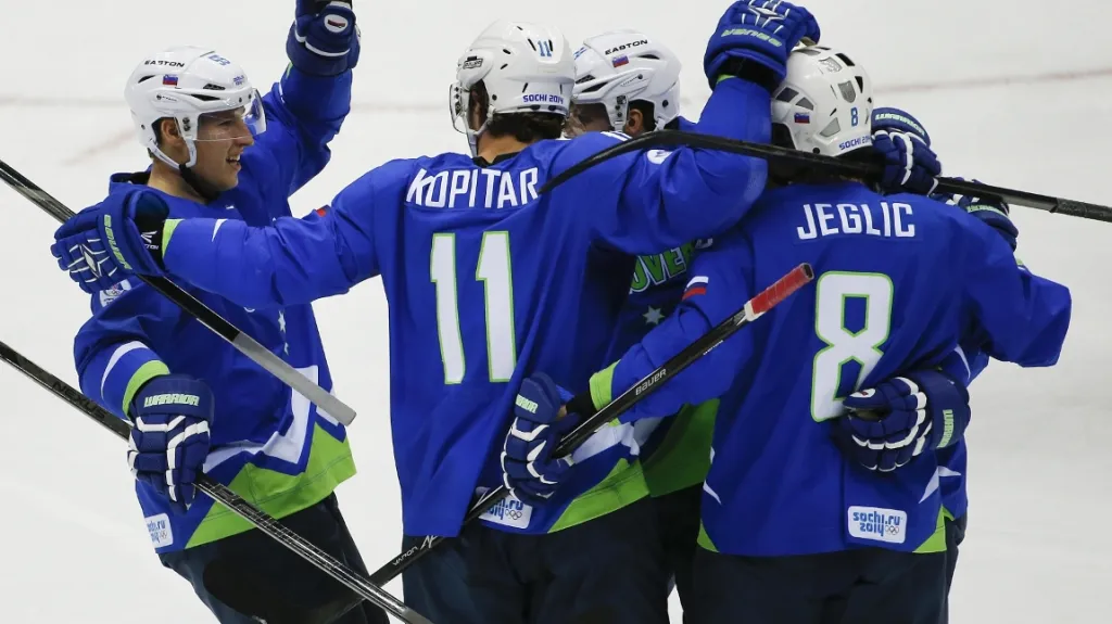 Anže Kopitar slaví gól se spoluhráči ze slovinského týmu