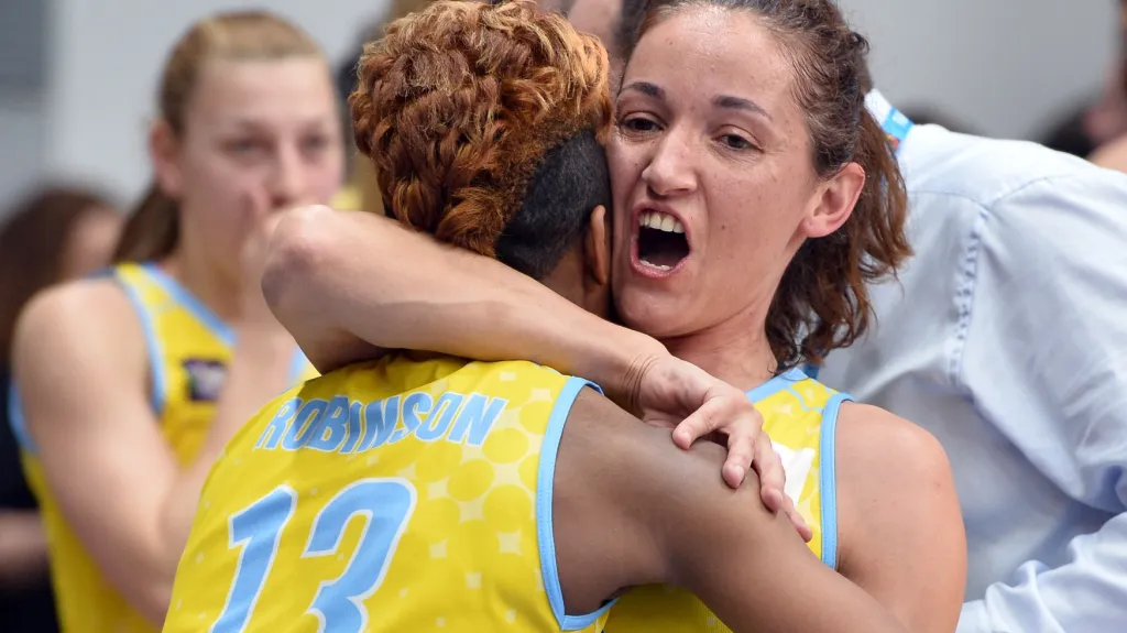 Hráčky USK Praha  Danielle Robinsonová a Laia Palauová (vpravo) se radují z vítězství