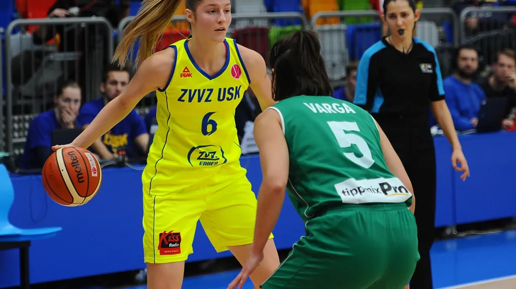 Karolína Elhotová (vlevo) v dresu USK Praha