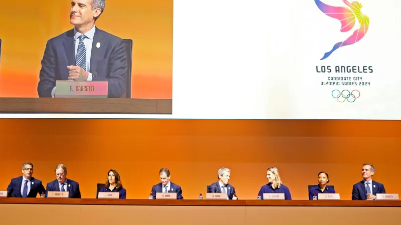 Brífink k pořádání LOH 2024 s olympijským logem Los Angeles