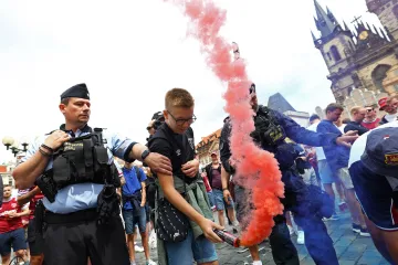 Fotbaloví fanoušci v Praze před finále EKL