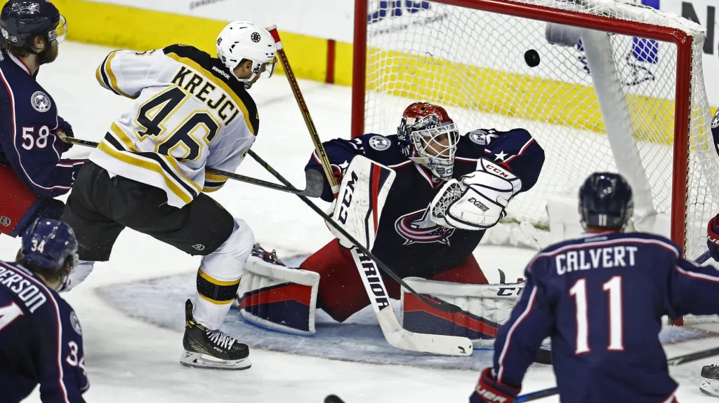 Bostonský David Krejčí střílí gól do sítě Columbusu