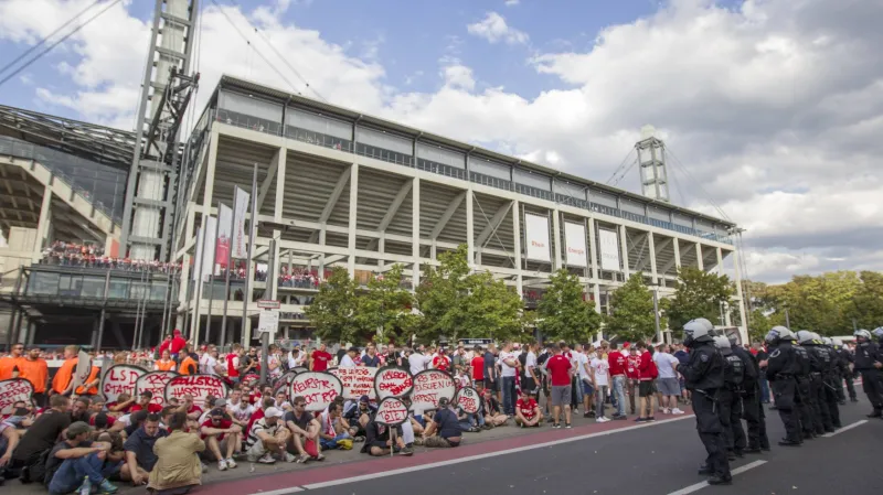 Protest fanoušků Kolína nad Rýnem proti RB Lipsko