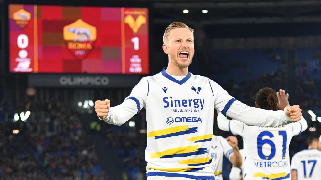 Slavící Antonín Barák v dresu Hellasu Verona