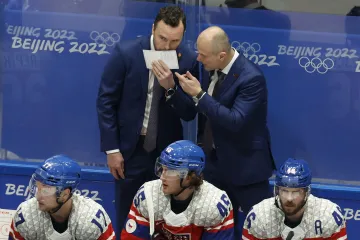 Trenér Filip Pešán (vlevo) v diskuzi s Martinem Strakou na lavičce českých hokejistů