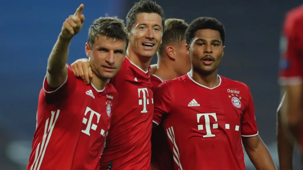 Hráči Bayernu se radují. Zleva Thomas Müller, Robert Lewandowski a Serge Gnabry