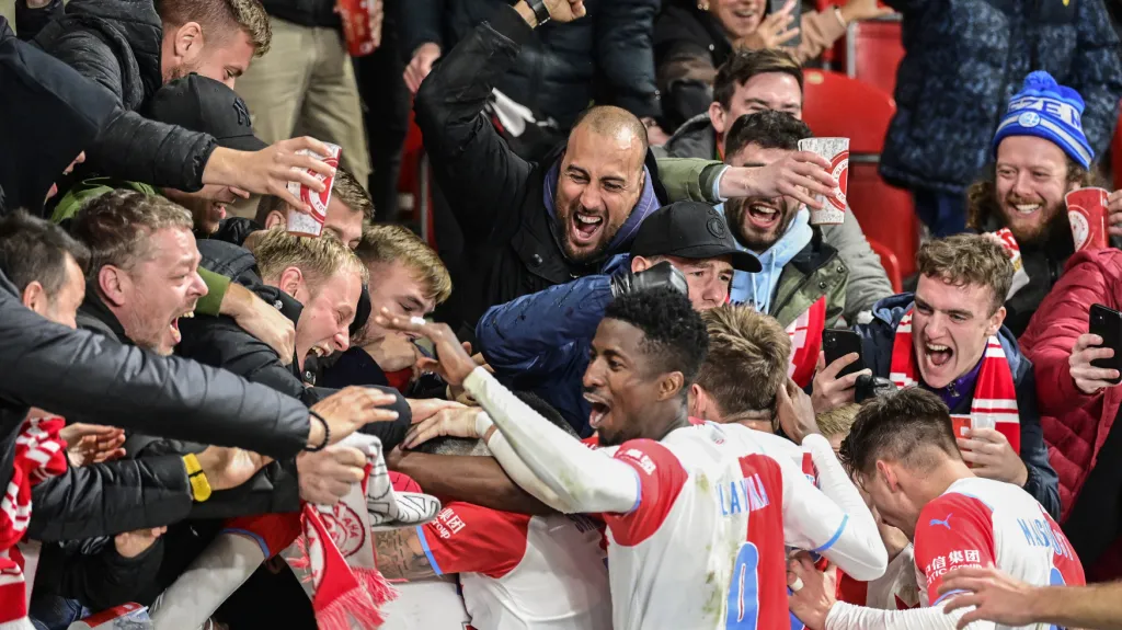 Slavící fotbalisté Slavie