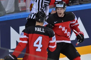 Matt Duchene slaví s Tylerem Hallem vstřelenou branku Kanady