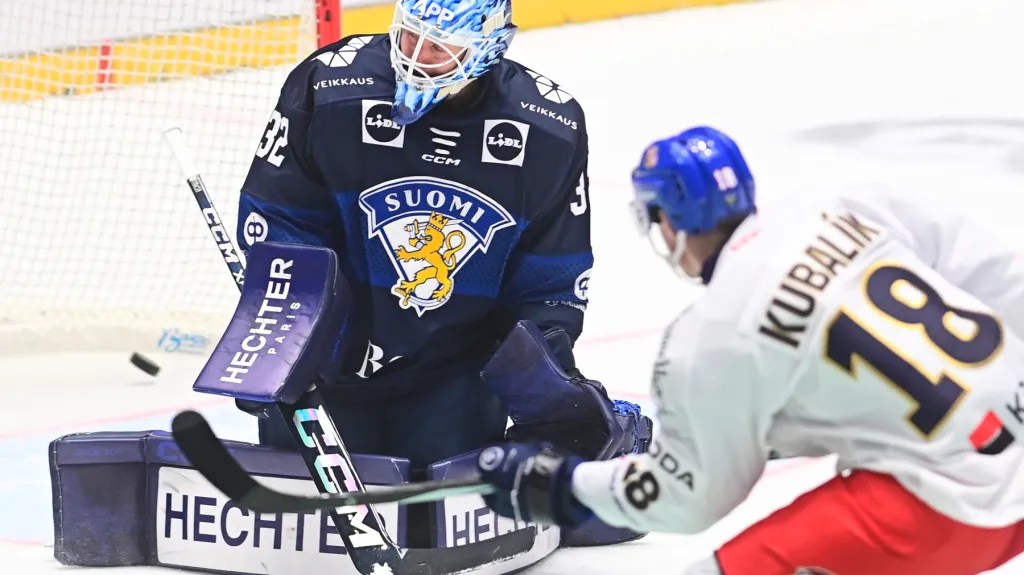 Dominik Kubalík skóruje proti Finům