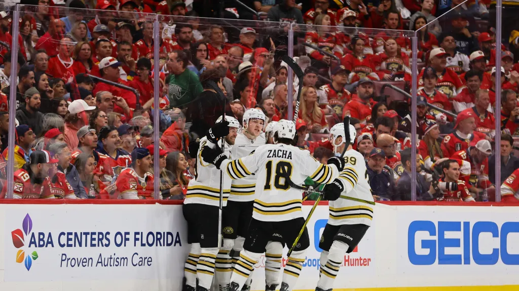 Hokejisté Bostonu se radují z gólu