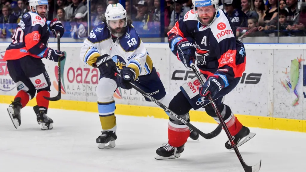 Jaromír Jágr z Kladna v obklíčení hráčů Chomutova