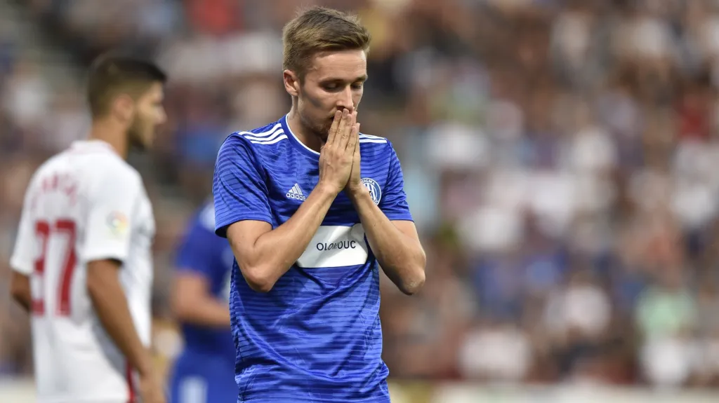 David Houska si zoufá po jedné z šancí proti Seville