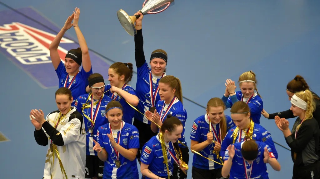 Florbalistky Chodova po vítězství v domácím poháru
