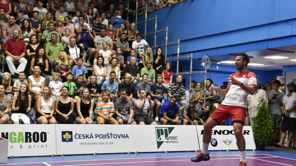 Petr Koukal věší raketu na hřebík