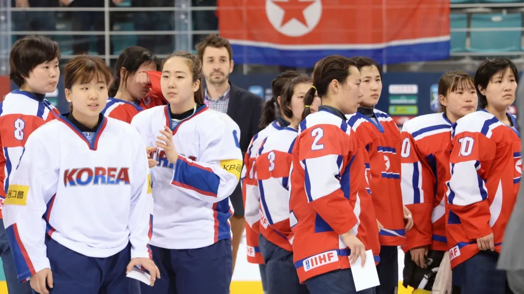 Hokejistky Jižní (vlevo) a Severní Koreje 