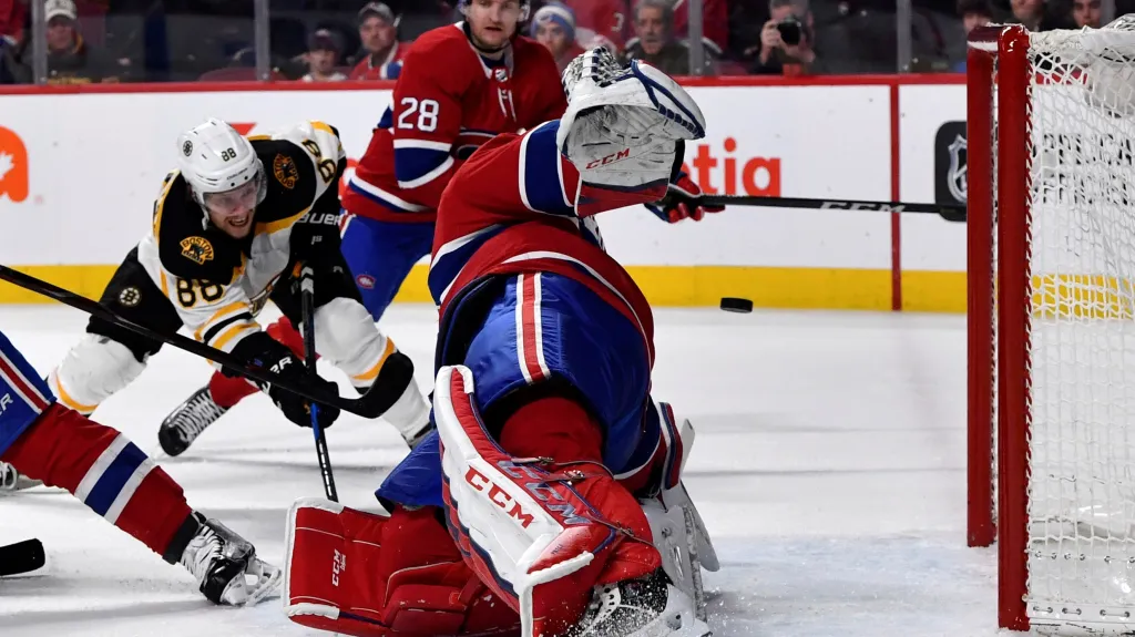 David Pastrňák překonává Careyho Price