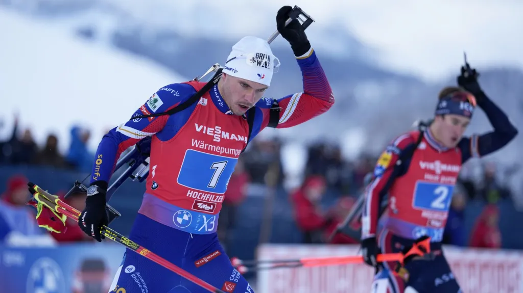 Emilien Jacquelin z Francie v souboji s Vebjörnem Sörumem z Norska