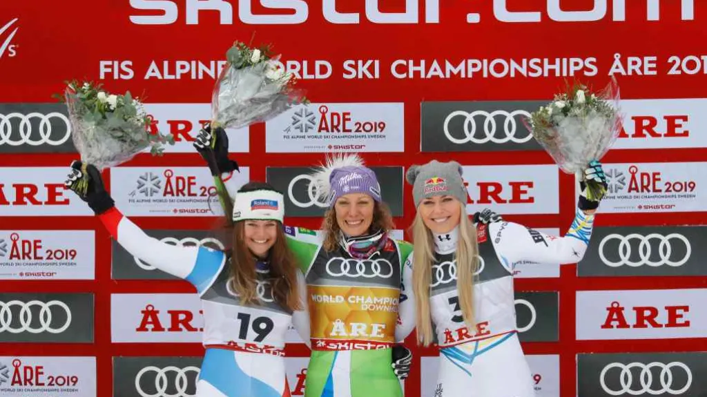 Zleva stříbrná Corinne Suterová, zlatá Ilka Štuhecová a bronzová Lindsey Vonnová