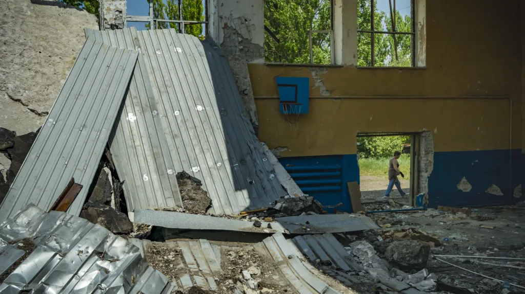 Trosky ukrajinské tělocvičny po ruském útoku v Kosťantynivce
