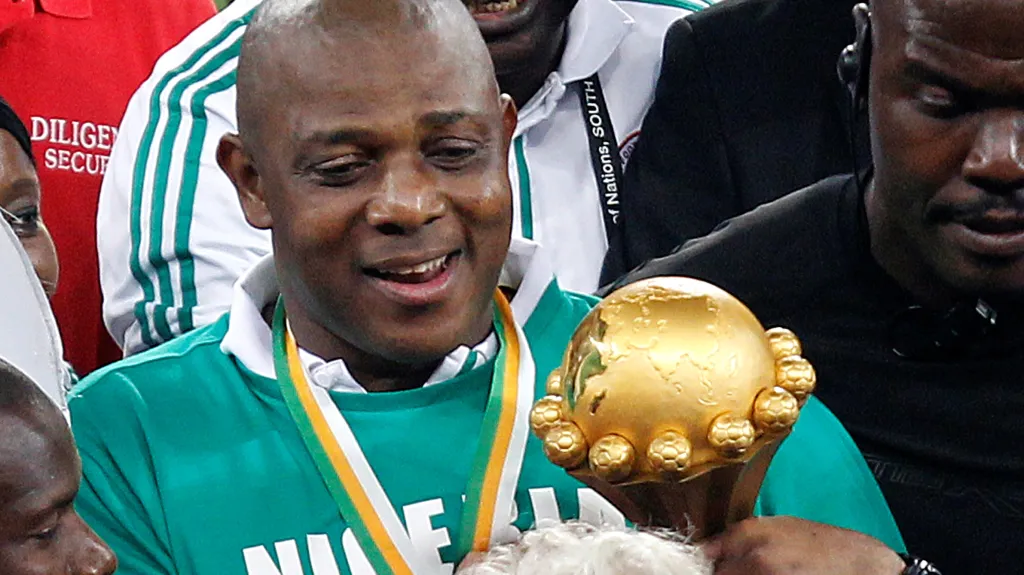 Stephen Keshi s trofejí pro vítěze Afrického poháru národů