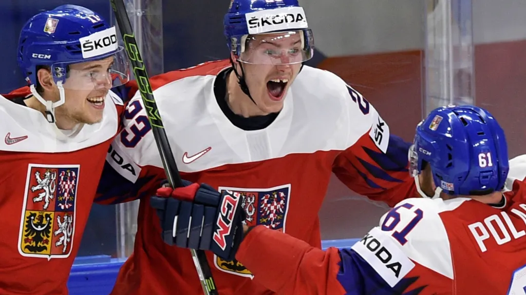 Dmitrij Jaškin (uprostřed) se raduje se spoluhráči z reprezentace