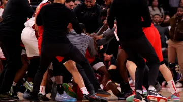 Zápas basketbalové NBA skončil hromadnou bitkou