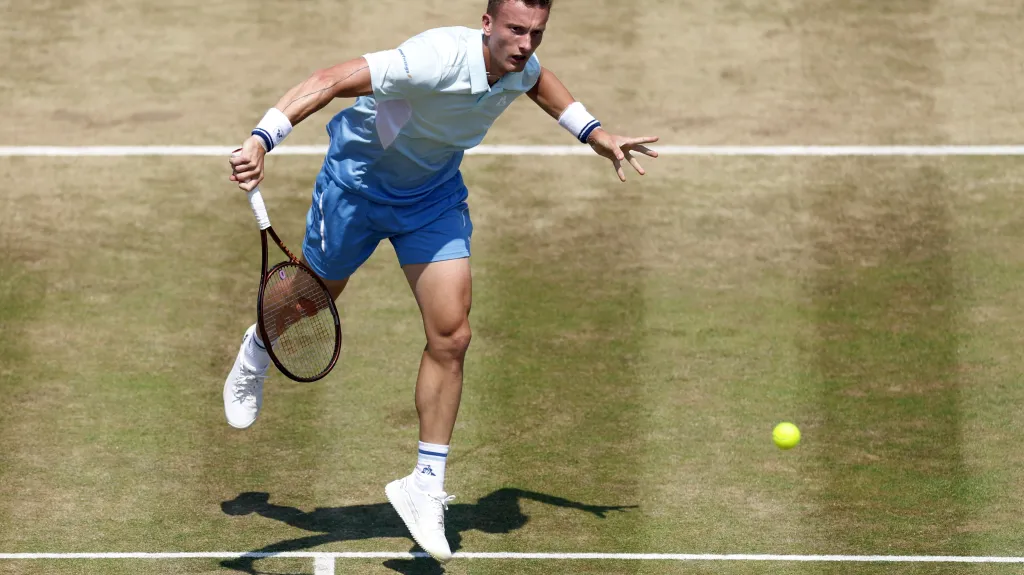 Jiří Lehečka na trávě v Queen's Clubu