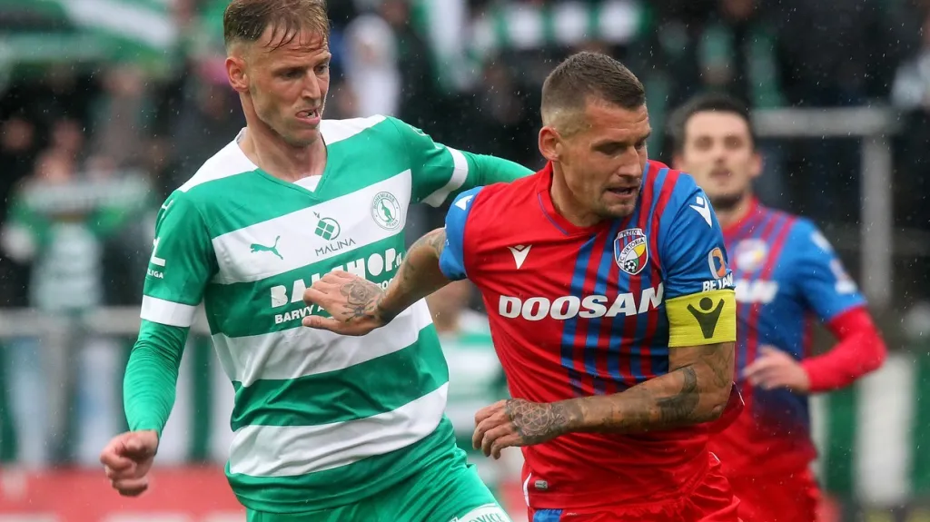 David Puškáč z Bohemians 1905 v souboji s Lukášem Hejdou z Plzně