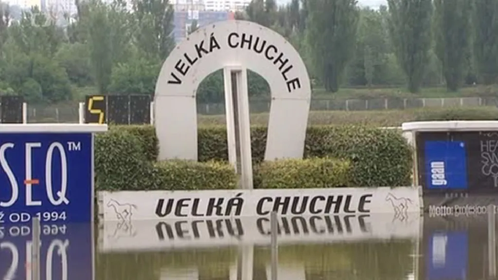 Na dostihovém závodiště v Chuchli probíhá úklid po povodních