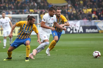 Milan Baroš z Ostravy (uprostřed) uniká opavské dvojici Pavel Zavadil - Jan Žídek