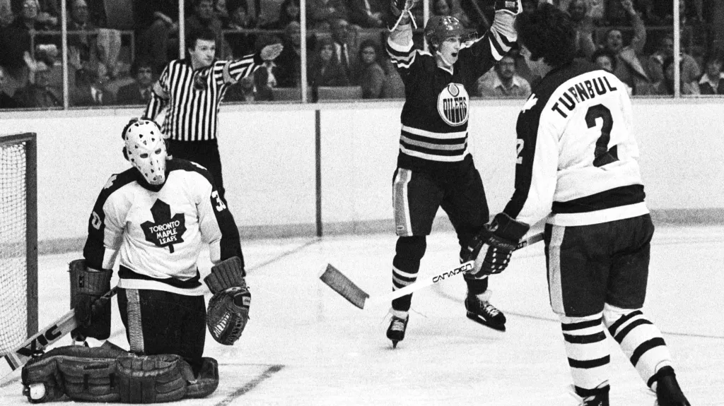 Wayne Gretzky se v dresu Edmontonu Oilers raduje ve svém 19. utkání v NHL proti Torontu 21. listopadu 1979