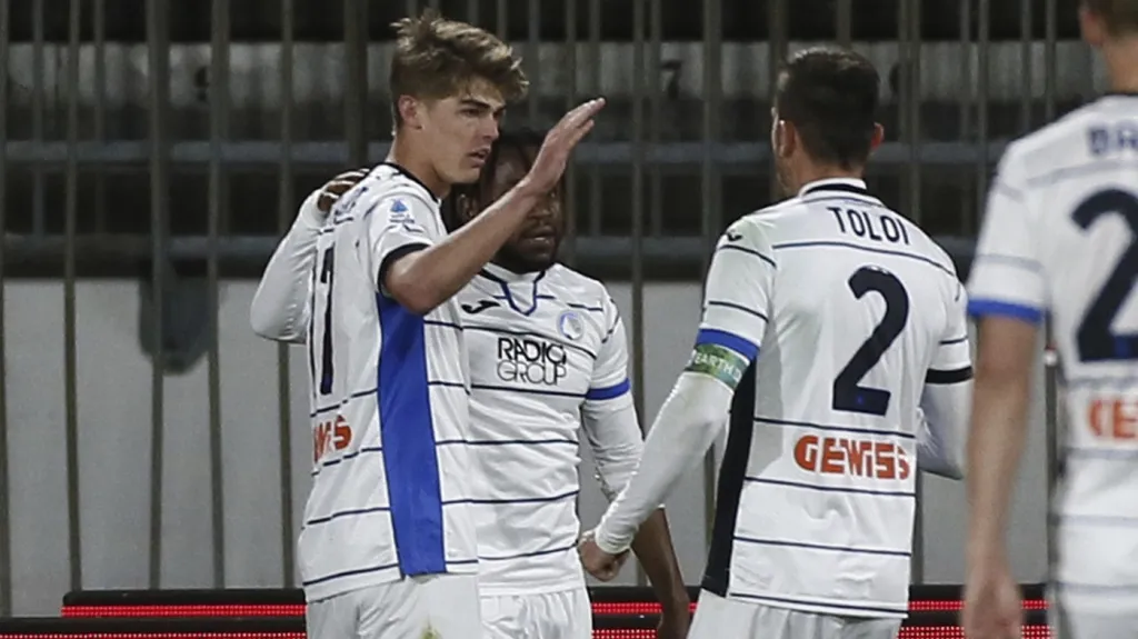 Fotbalisté Bergama oslavují gól v Serii A