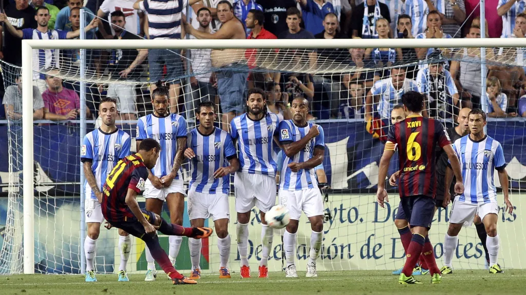 Neymar zahrává přímý kop v utkání s Málagou