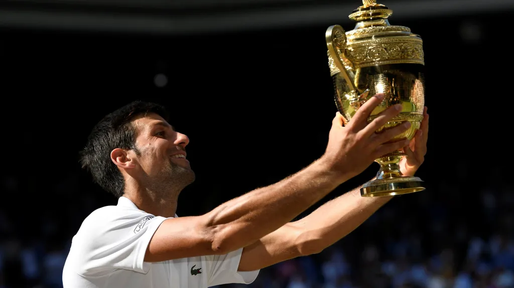 Srbský tenista Novak Djokovič s trofejí pro vítěze Wimbledonu