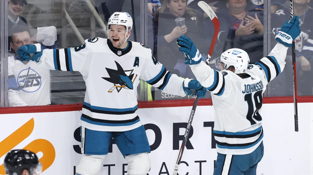 Tomáš Hertl (vlevo) se raduje z gólu San Jose