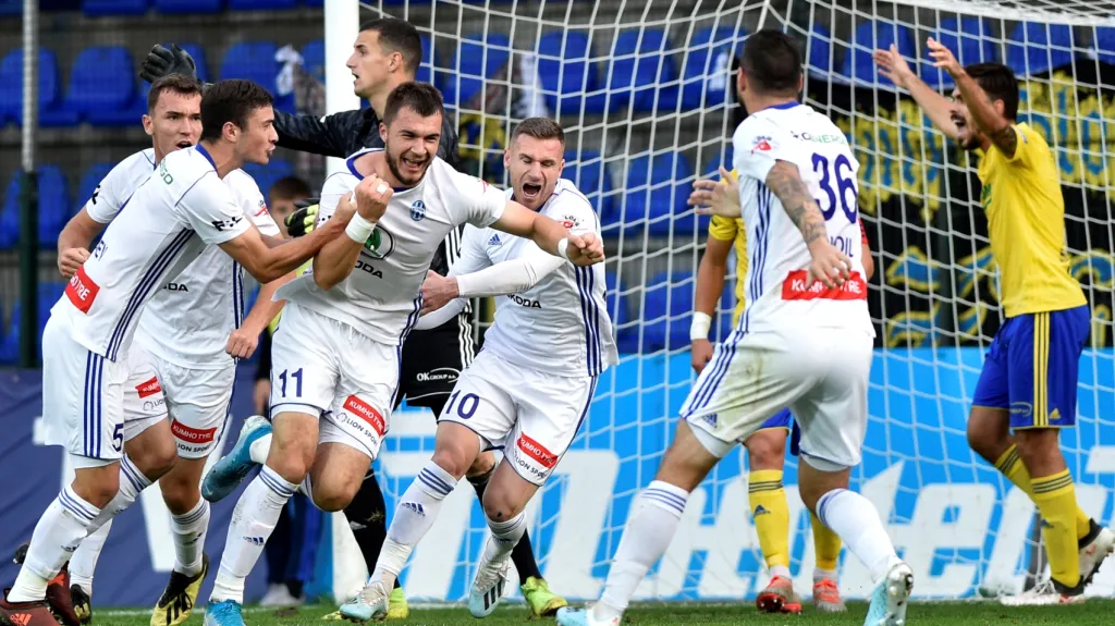 Kanonýr Komličenko slaví svoji trefu do zlínské brány