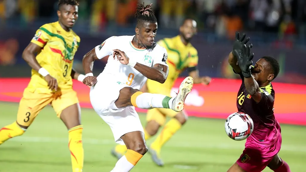 Wilfried Zaha z Pobřeží slonoviny překonává brankáře Mali na africkém šampionátu